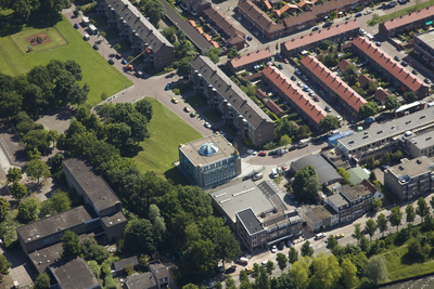802564 Luchtfoto van de Abi Bakr Issiddik moskee (Berlagestraat 100) te Utrecht, uit het westen.